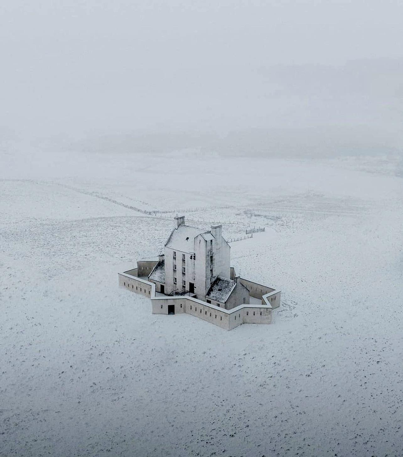 Cogarff Castle - The photo, Lock, Winter, Summer, Scotland