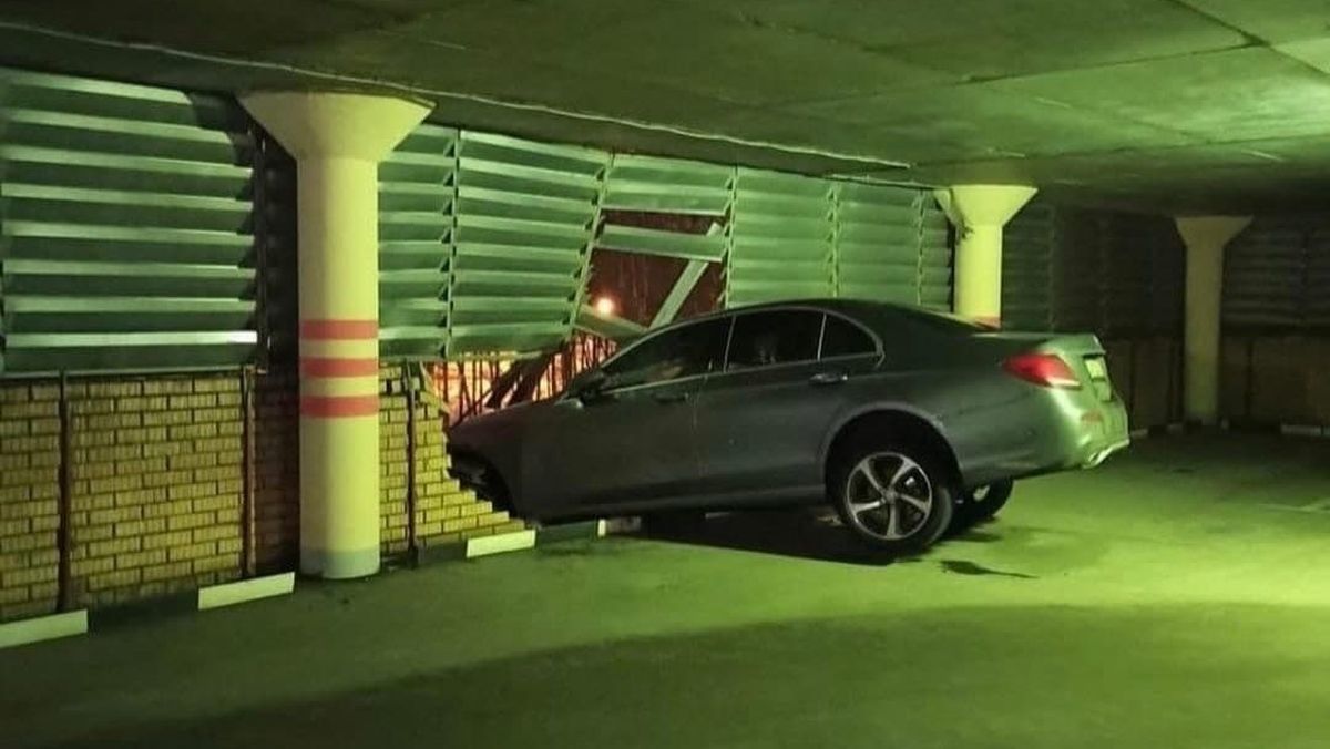 Mercedes crashed through the wall of a multi-storey parking lot in the Moscow region and hovered above the ground - Road accident, Curiosity, Parking, Moscow, Longpost, Mercedes