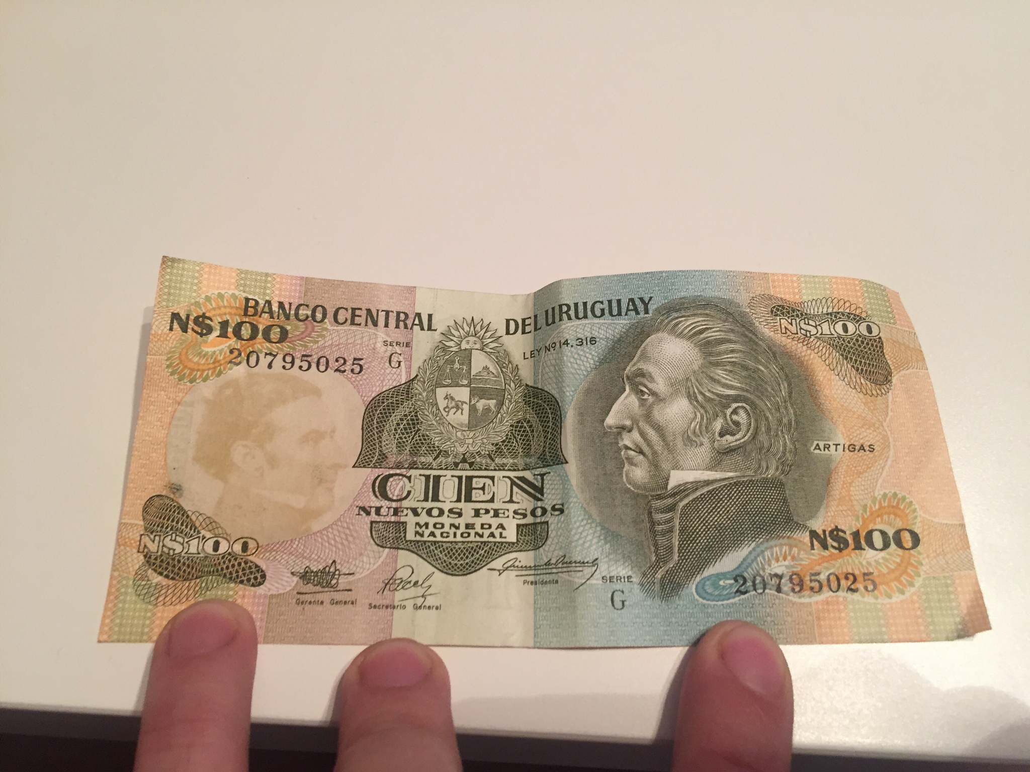 Hello, please tell me if this banknote is valued among collectors n$ ??100 nuevos pesos - My, Bill, Peso, Money, Collector, Banknotes, Help