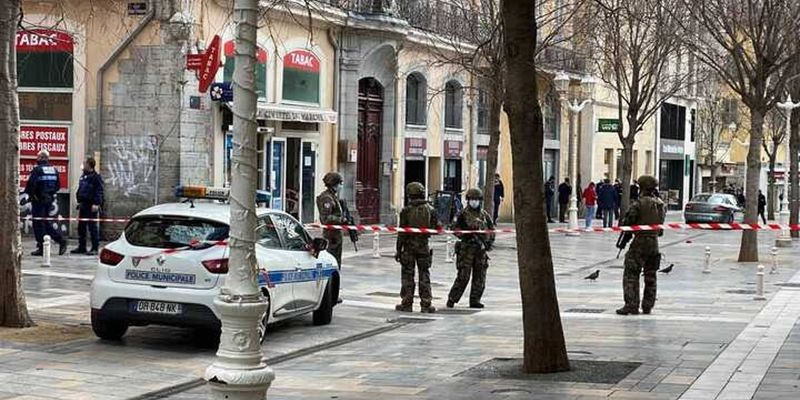 French police cordoned off the center of Toulon over a box containing a severed head. - Terrorist attack, France, news, Police, Murder, Negative