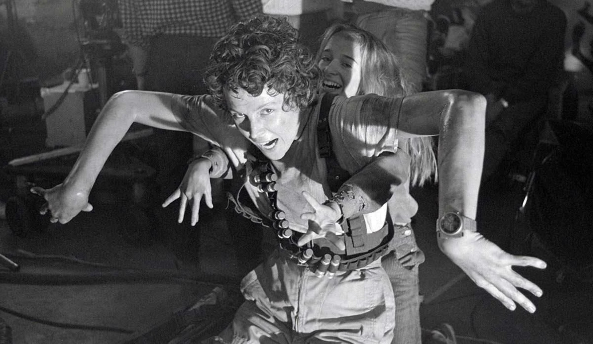 Sigourney Weaver and stunt double Louise Head fool around on the set of Aliens (1986) - The photo, Movies, Celebrities, Actors and actresses, Sigourney Weaver, Alien movie, Behind the scenes, Girls, Photos from filming