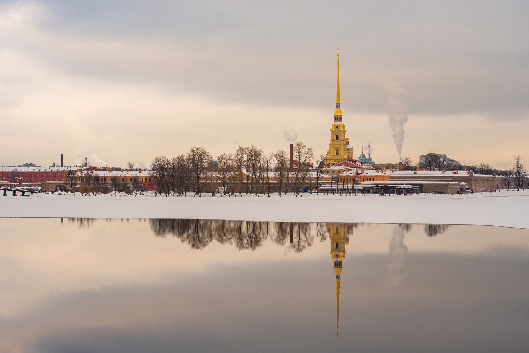 Спб атмосферное. Петропавловская крепость в Санкт-Петербурге зимой. Петропавловская крепость вид с моста. Вид с биржевого моста на Петропавловскую крепость. Петропавловская крепость зимой.