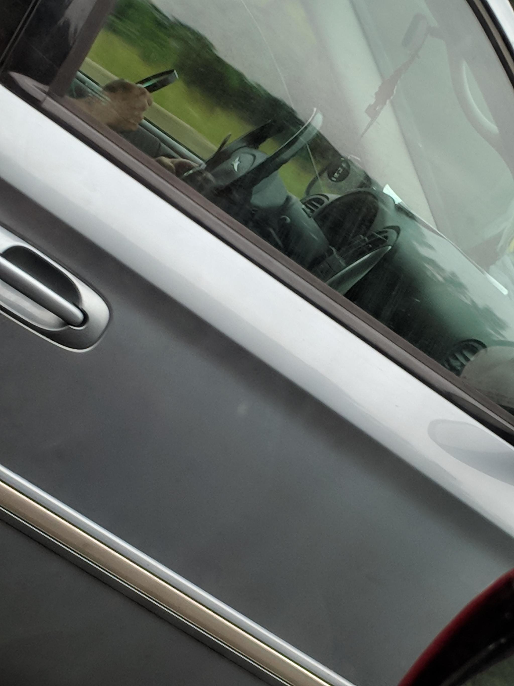 Texting while using a magnifying glass while racing along the highway is priceless - Auto, Telephone, SMS, Magnifying glass, Driving, Traffic rules