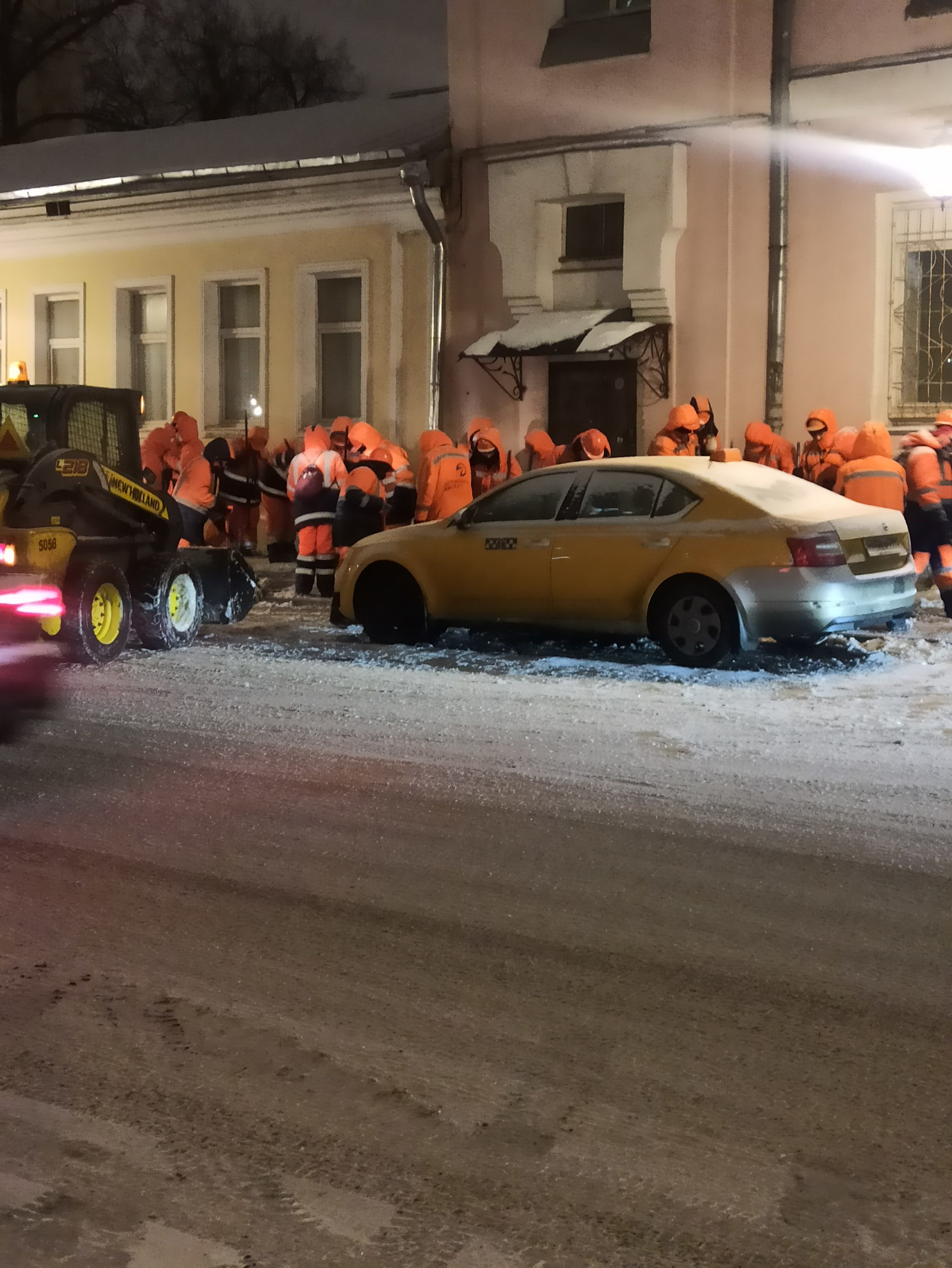 Moscow minions - My, Moscow, Road workers, Slippery, Video, Longpost