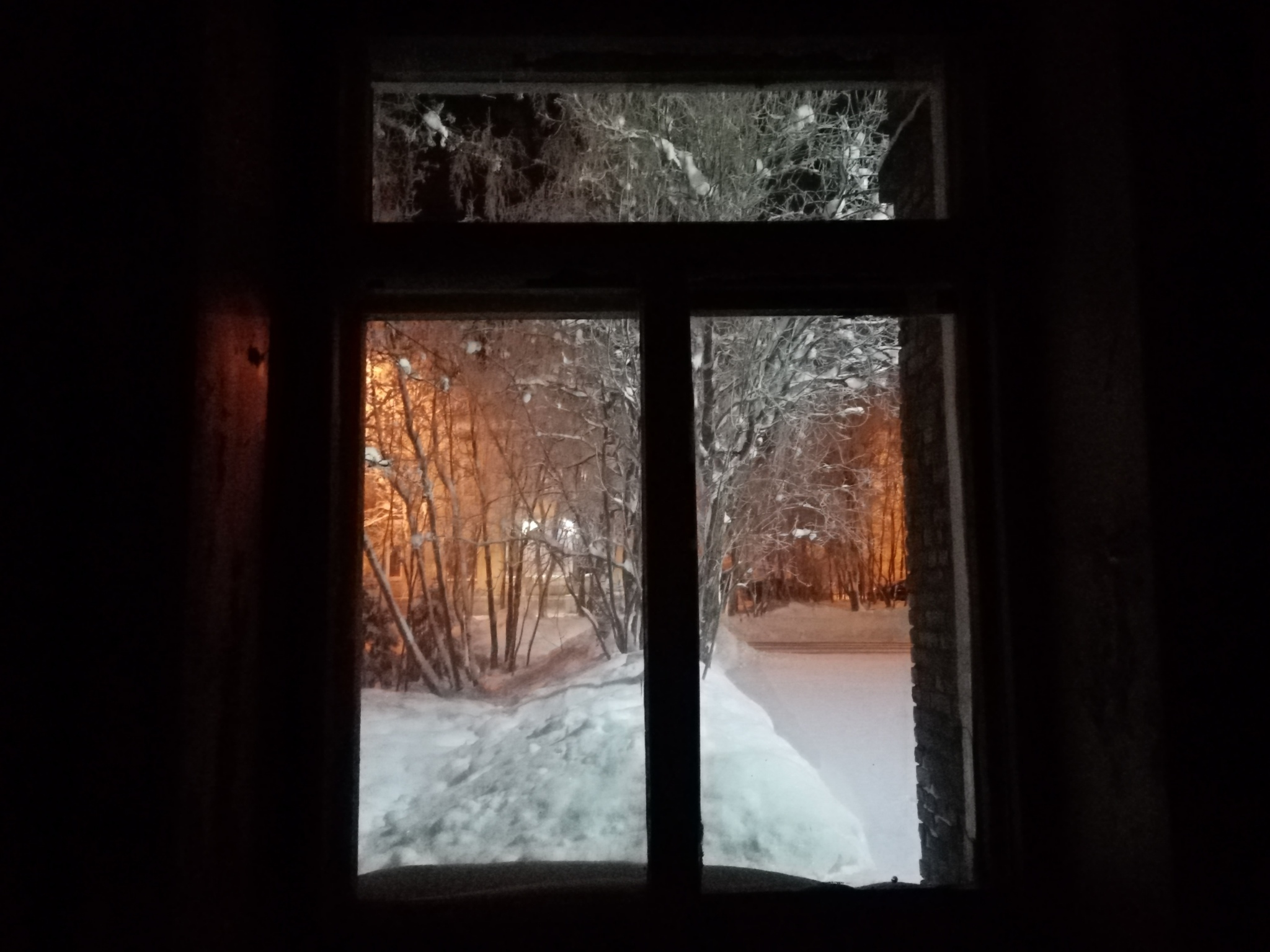 Снег за окном ночью фото