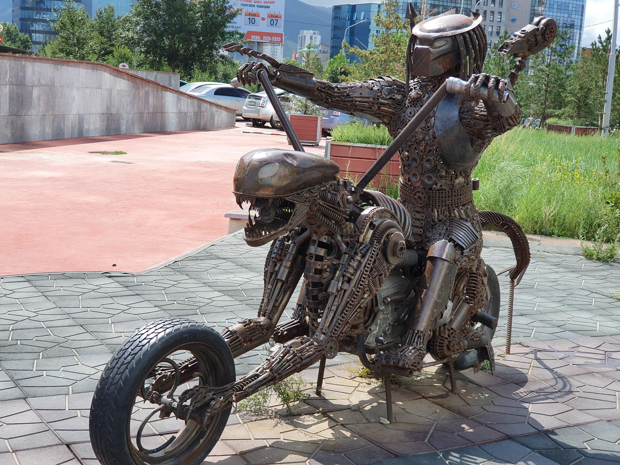 Ordinary statue in Mongolia) - Moto, Alien vs. Predator, Predator (film)