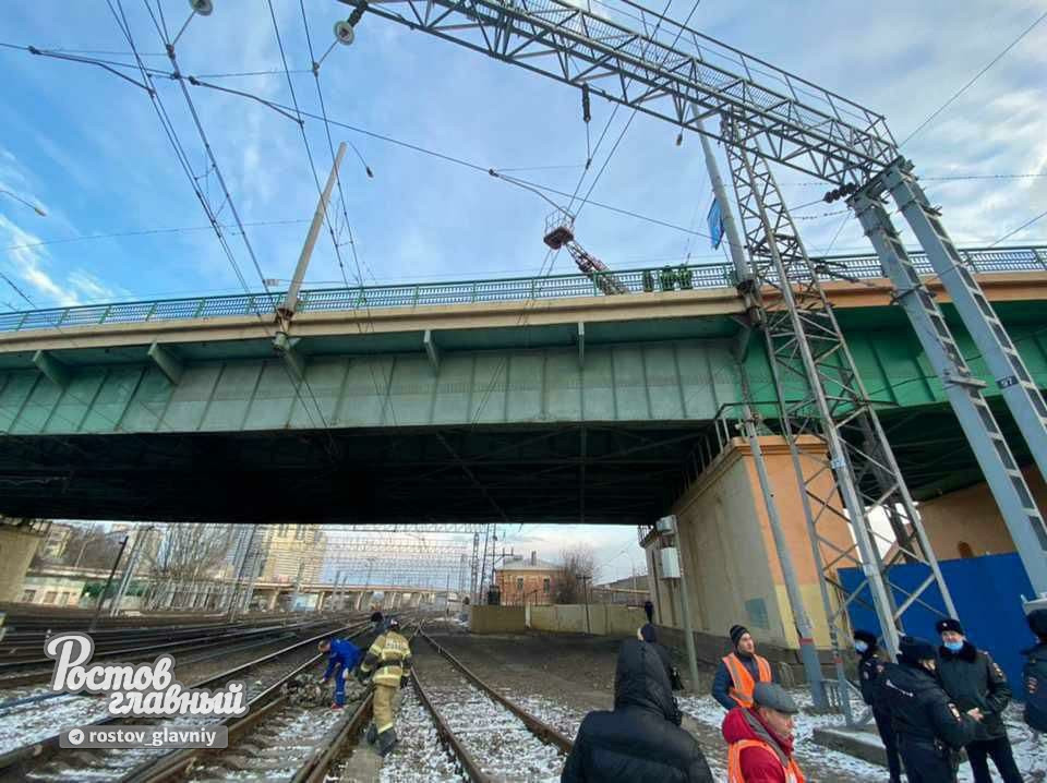 In Rostov, a Kamaz crashed into an aerial platform, from which two installers fell - Rostov-on-Don, Crash, Road accident, Incident, Tragedy, Video, Longpost, Negative