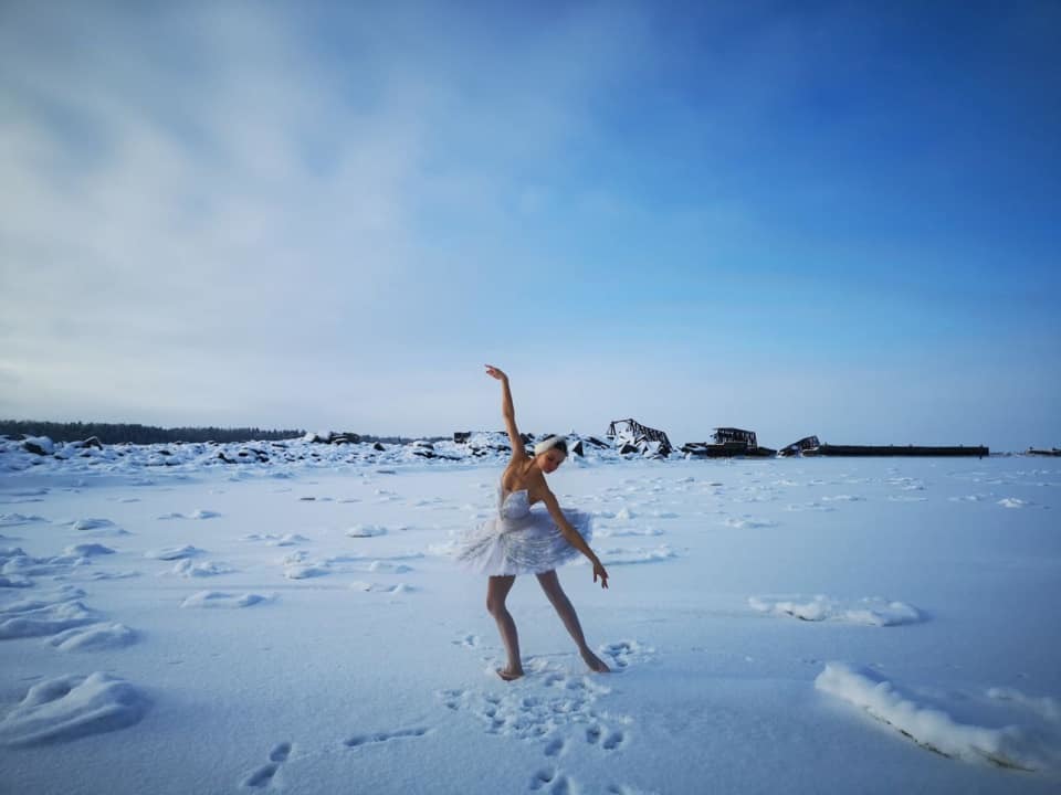 A ballerina of the Mariinsky Theater danced in a tutu and pointe shoes in the cold in defense of Batareinaya Bay - Negative, Leningrad region, Ballerinas, Mariinsky Theatre, Петиция, Lomonosov district, Terminal, Bay, Fontanka, Video, Longpost