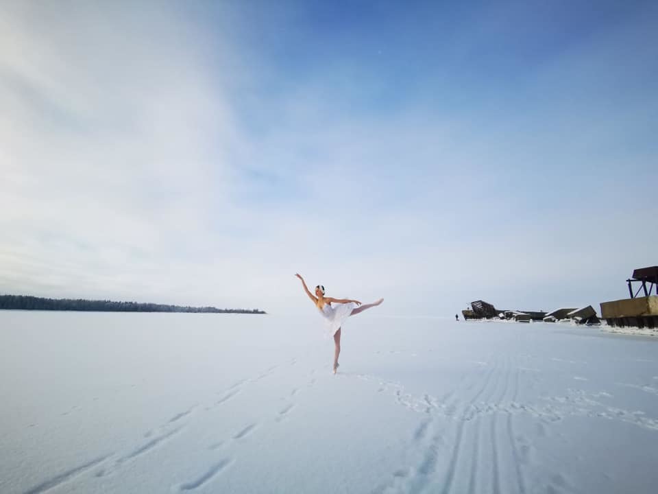 A ballerina of the Mariinsky Theater danced in a tutu and pointe shoes in the cold in defense of Batareinaya Bay - Negative, Leningrad region, Ballerinas, Mariinsky Theatre, Петиция, Lomonosov district, Terminal, Bay, Fontanka, Video, Longpost