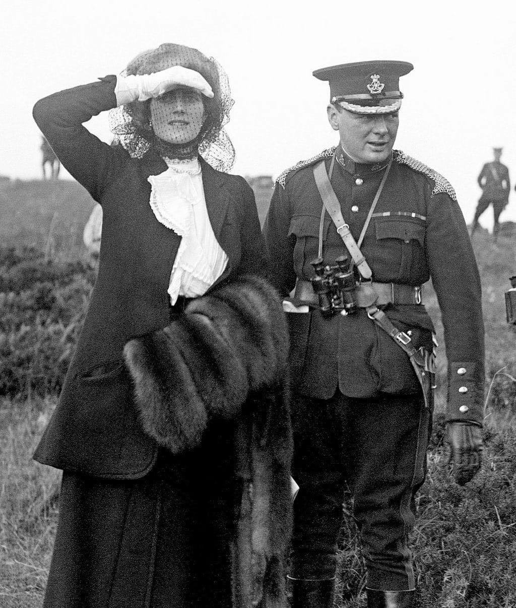 Winston Churchill with his wife, 1910 - Winston Churchill, Old photo, Images