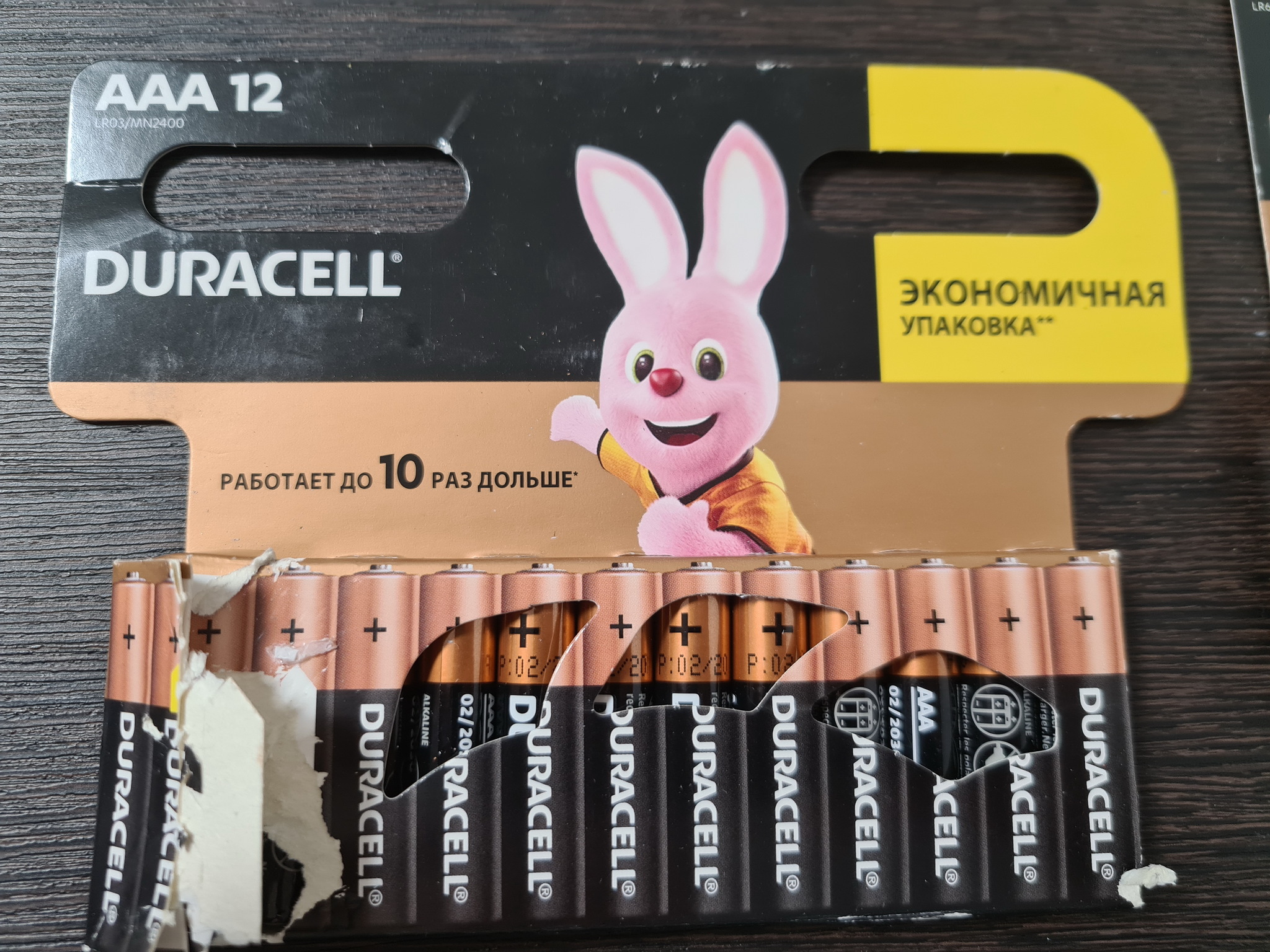 Оригинальная батарейка. Duracell подделка. Батарейки Дюрасел контрафакт. Батарейки Дюрасел оригинал и подделка. Дюрасел оригинал d и подделка.