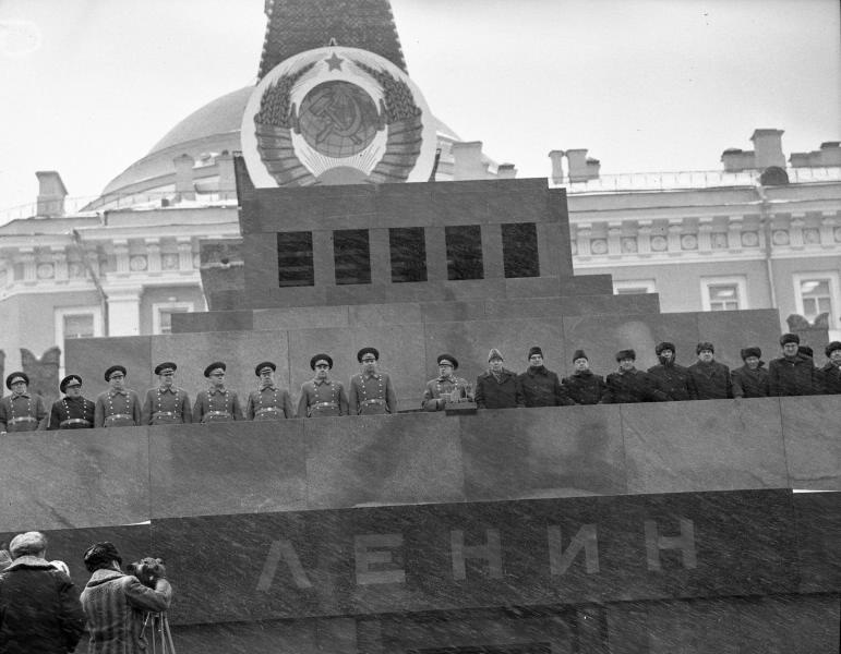 Мавзолей 1945. Мавзолей Ленина парад Победы 1945. Парад Победы 1945 трибуна мавзолея. Мавзолей Ленина 1927г. Трибуна мавзолея Ленина.