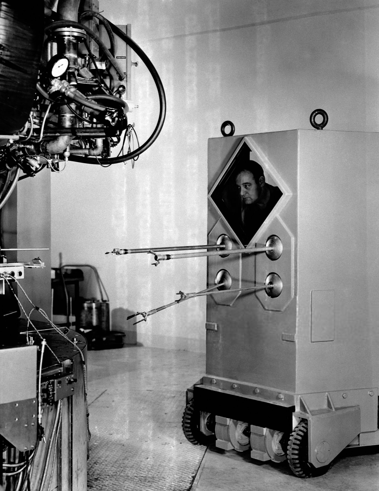 Nuclear physics of the 50s - Nuclear physics, Cyclotron, Manipulator, Science and technology, Old photo