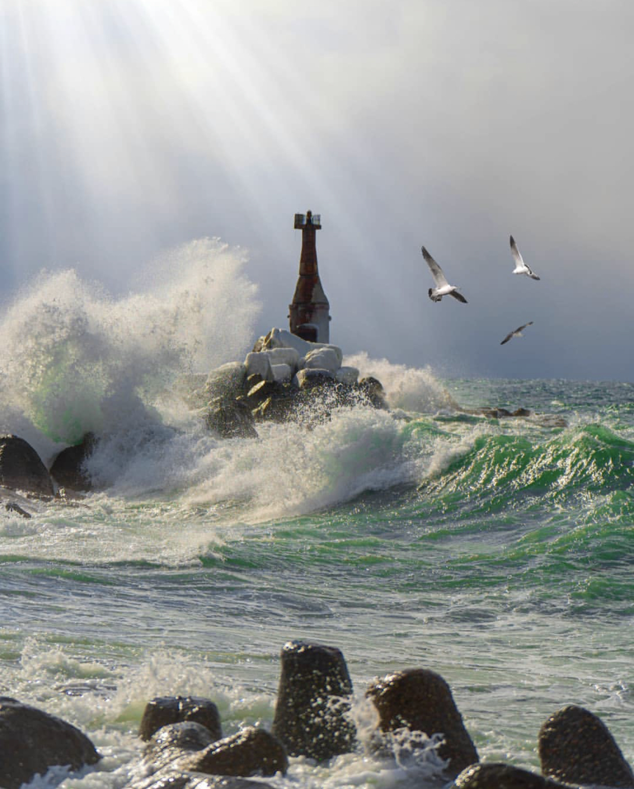 Ocean is shaking. Kholmsk, Sakhalin Island - Sea, Lighthouse, Sakhalin, Kholmsk, Wave, Travel across Russia