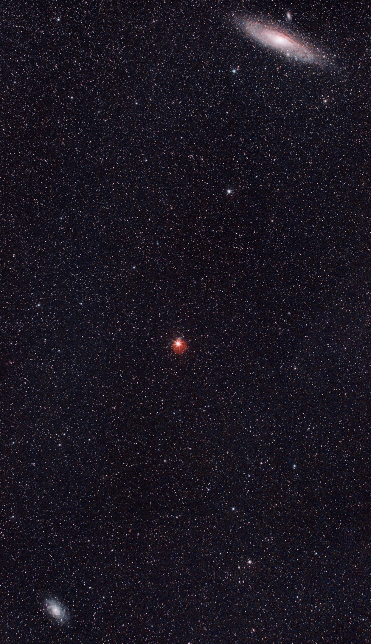 Найти galaxy. Галактика треугольника невооруженным глазом. Галактика Андромеда на ночном небе. Галактика треугольника фото. Галактика треугольника на небе.