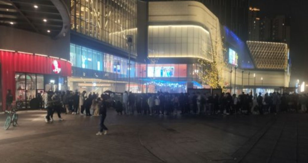 There are now huge queues at Chinese KFCs due to Genshin Impact - KFC, Genshin impact, From the network, Longpost