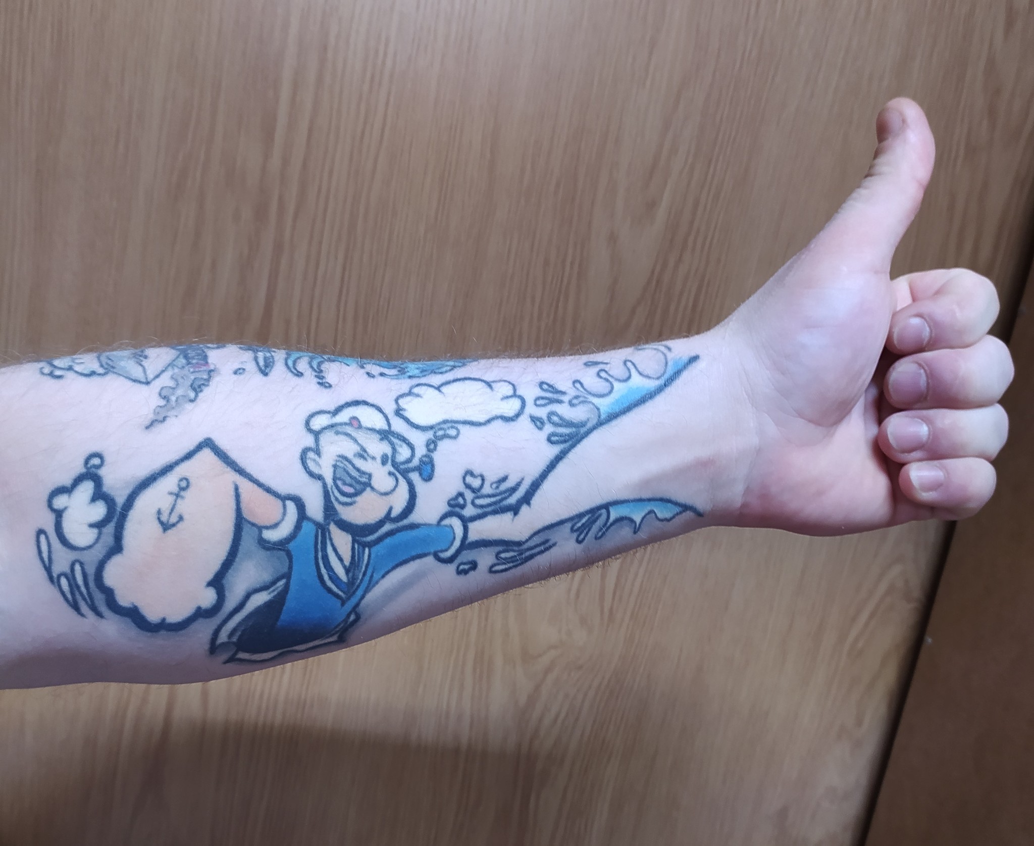 татуировка папай моряк на руке