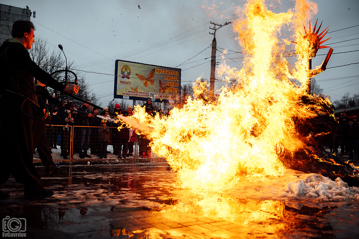 How to properly see off Maslenitsa, instructions from Smolensk - My, Maslenitsa, Smolensk, Fire show, Spectacle, Fire, Spring, Longpost