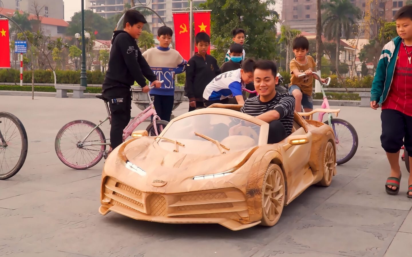 Detailed copy of the Bugatti Centodieci hypercar made of wood - Auto, Children's car, Tree, Youtube