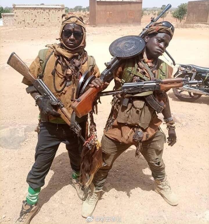 In the African savannah Degtyarev is our everything - Machine gun, Weapon, Firearms, Africa, Black people, Show off, DP-27, Kalashnikov assault rifle