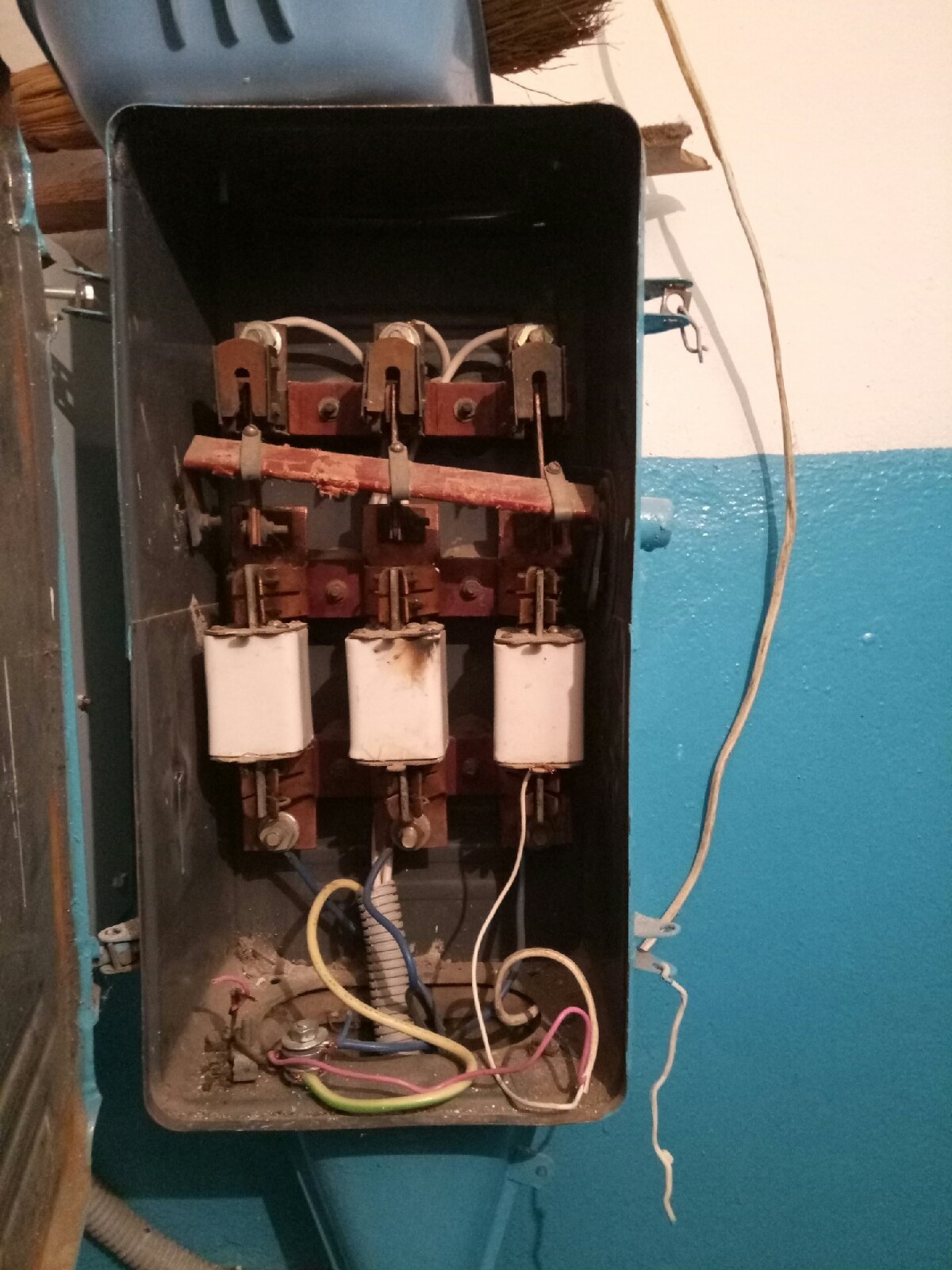 Reply to the post “Alternative switching” - My, Electrician, Who did this?, Jamb, Installation, Rukozhop, Game, Mat, Reply to post, Longpost