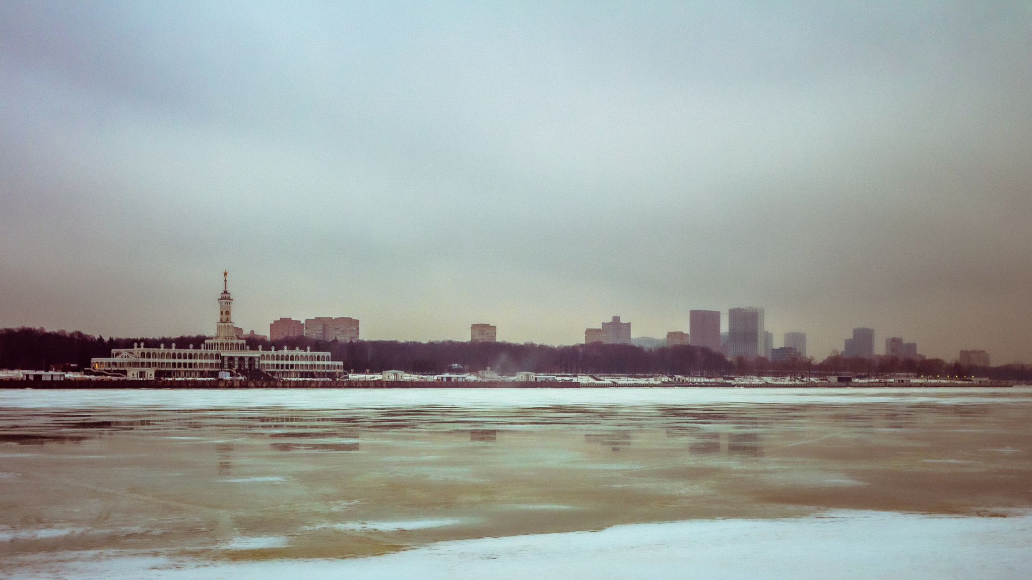 Awaiting shipping - My, River Station, Moscow Canal, Street photography, The ice is melting, Fog, Lightroom