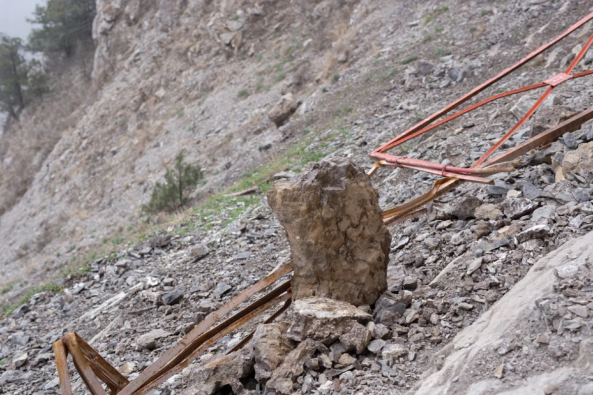 Rockfalls on the Botkin Trail - broken railings near the Devil's Bridge - My, Crimea, Rockfall, Travels, Tourism, The mountains, Collapse, Botkin Trail, Tracking, sights, Longpost