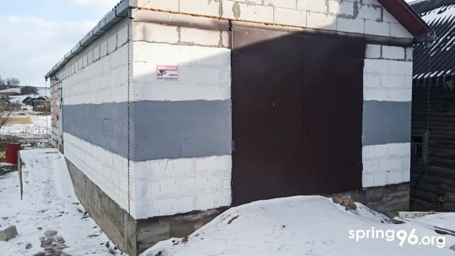 In Volozhin, a man was detained for 15 days for having a red stripe on a garage. Utility workers repainted it gray after the trial - Republic of Belarus, Absurd, Politics, Arrest, Negative