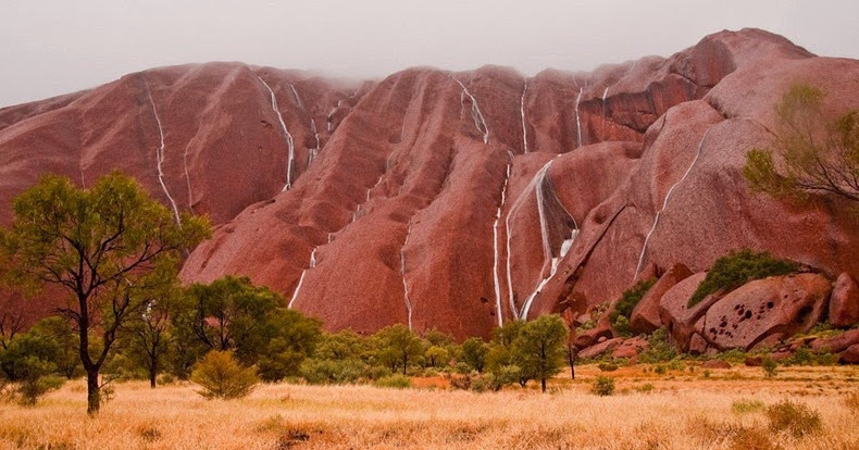 Flood in Australia: the famous Uluru rock turned into a waterfall - Nature, Australia, Longpost, The photo, Uluru