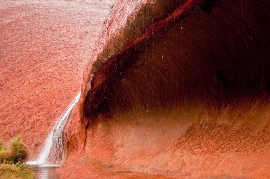 Flood in Australia: the famous Uluru rock turned into a waterfall - Nature, Australia, Longpost, The photo, Uluru