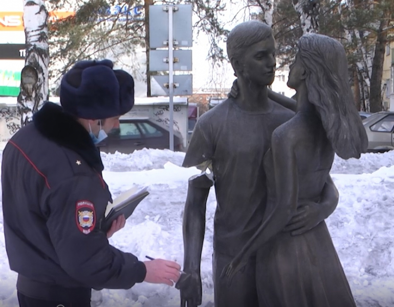 В Кемеровской области - Кузбассе полицейские установили подростков, повредивших скульптуру молодоженов - Кемеровская область - Кузбасс, Криминал, Негатив