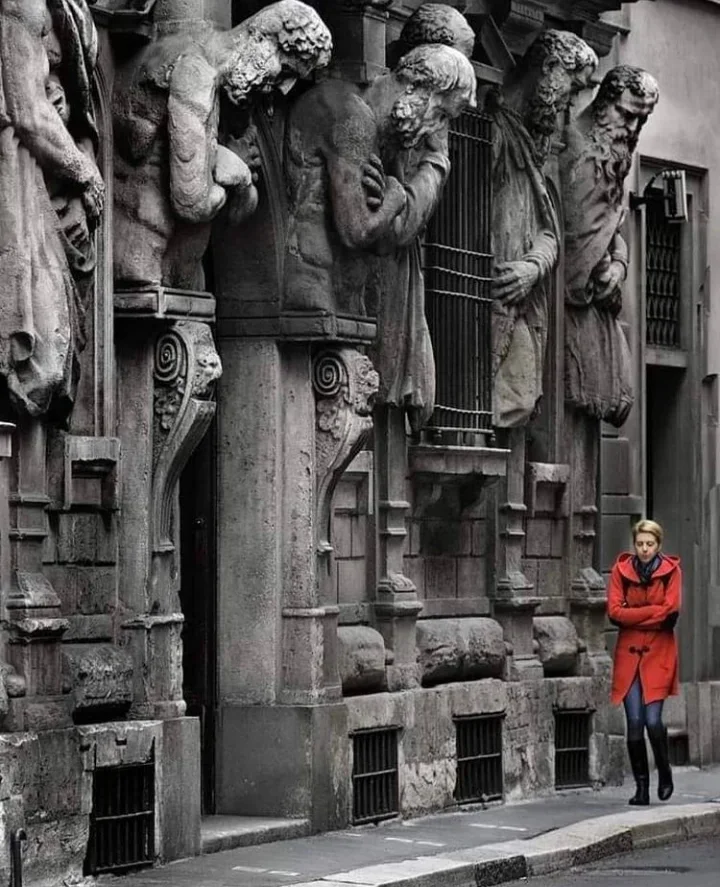 Under control - Sculpture, Milan, Italy, The photo, Decor