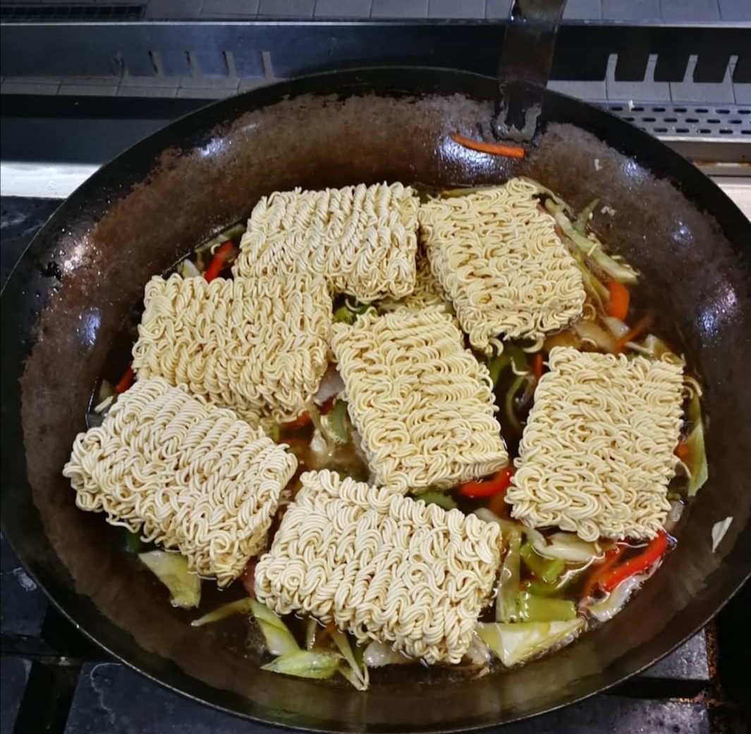 Reply to the post “Doshiracology. Different islands. Indome MI Goreng Instant Noodles - My, Doshirakology, Noodles, Food Review, Spicy, Rollton, Cook, Recipe, Reply to post, Longpost, Cooking