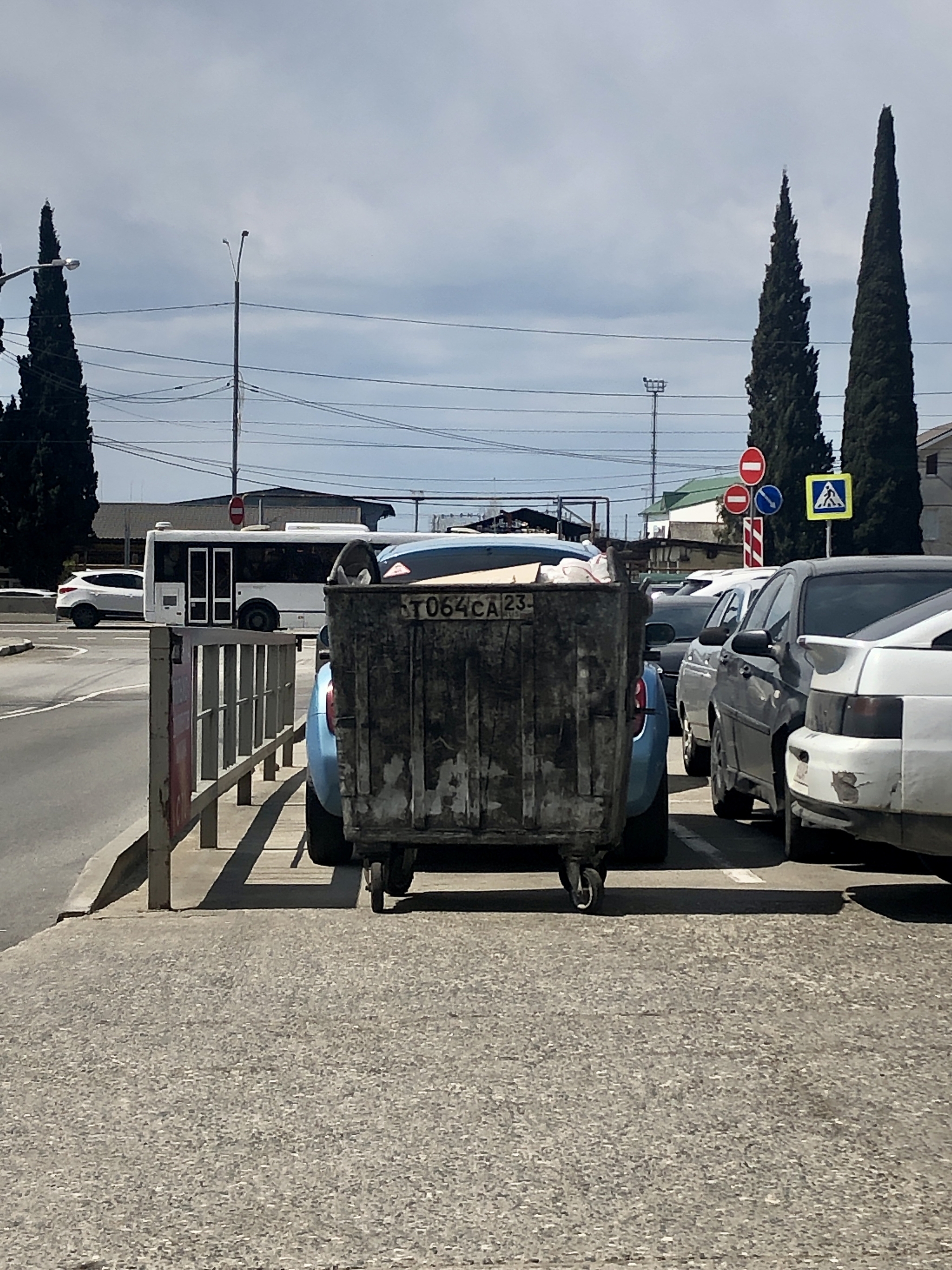 Take the garbage container state number t 064ca to the right) - My, Car plate numbers, Garbage, Container, Sochi