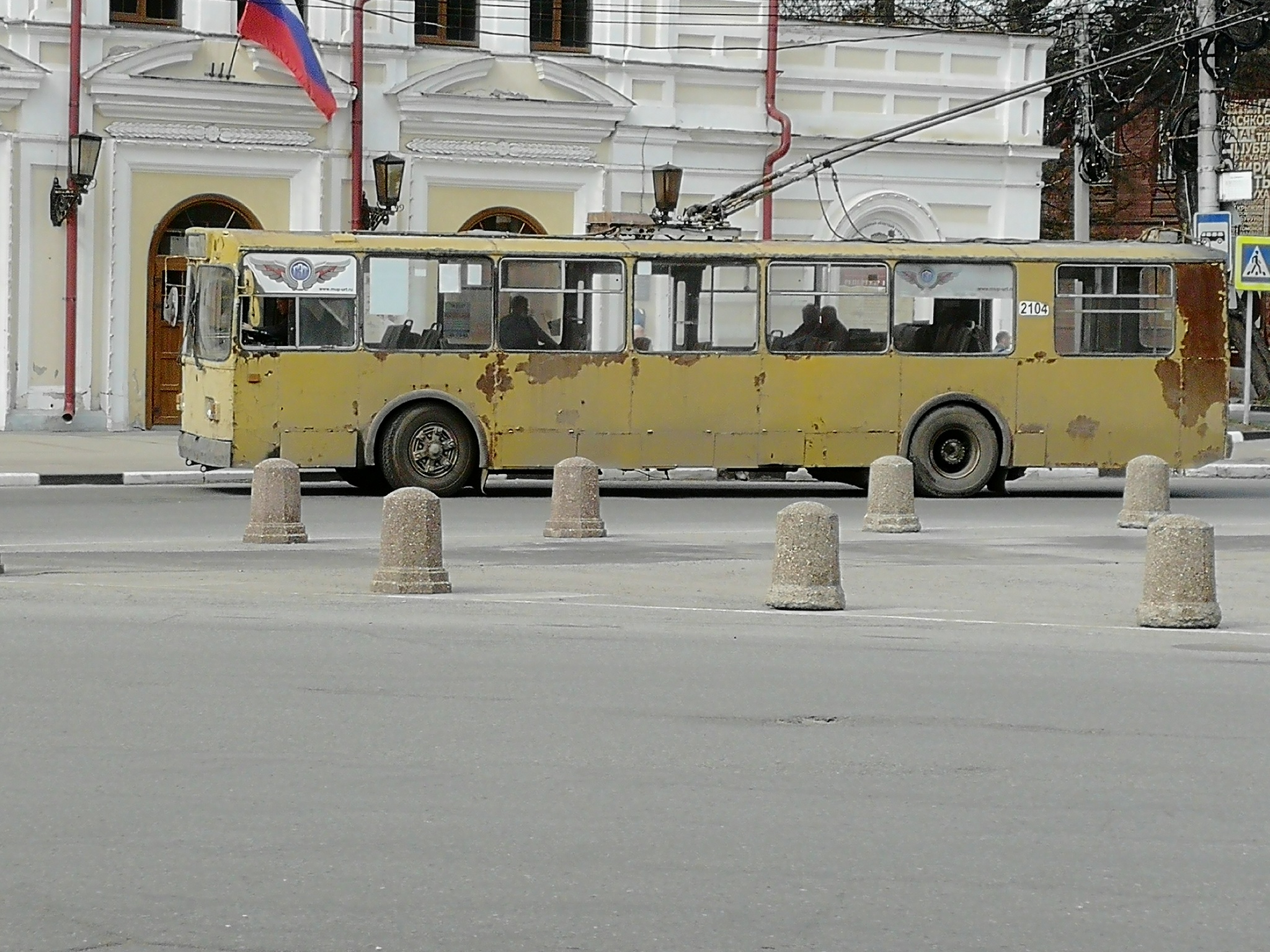 Такие троллейбусы колесят по центру города Рязани, сфоткал только что.  Стыдно | Пикабу