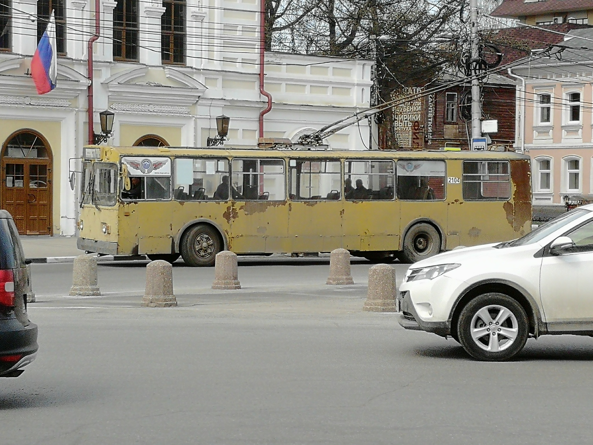 Такие троллейбусы колесят по центру города Рязани, сфоткал только что.  Стыдно | Пикабу