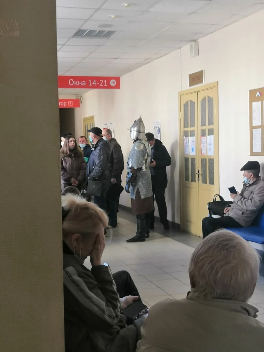 A man from the Middle Ages was spotted in one of the Omsk branches of the MFC: - Omsk, Deus Vult, Historical costume, Roleplayers