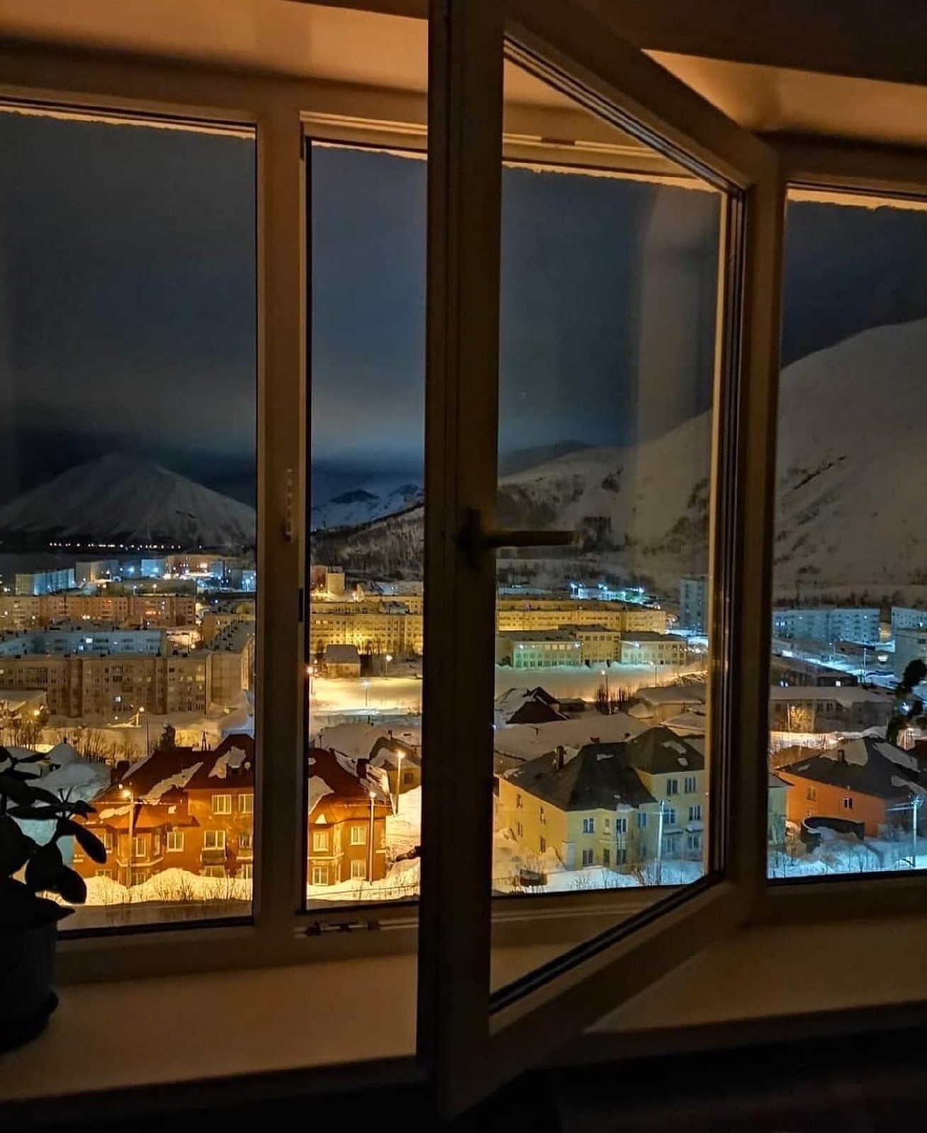 Evening Kirovsk - Kirovsk, The mountains, View from the window, Evening, The photo, The nature of Russia, Murmansk region, Khibiny, Panel house