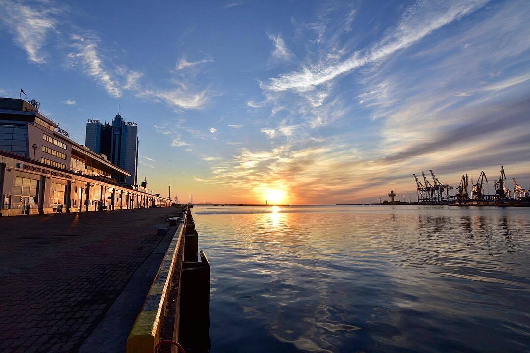 Dawn in Odessa - dawn, Sea, Lighthouse, Odessa, Longpost, The photo