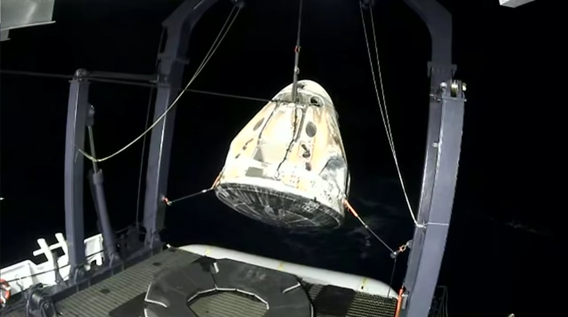 Корабль SpaceX Crew Dragon Resilience миссии Crew-1 успешно приводнился - Dragon 2, Космический корабль, NASA, SpaceX, МКС, Космонавтика, Космос, Технологии, США, Фотография, Астронавт, Видео, Длиннопост