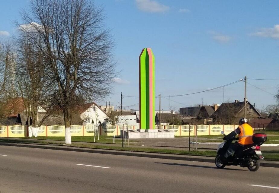 The stele in Mosty was repainted red and green - Republic of Belarus, Monument, The Great Patriotic War