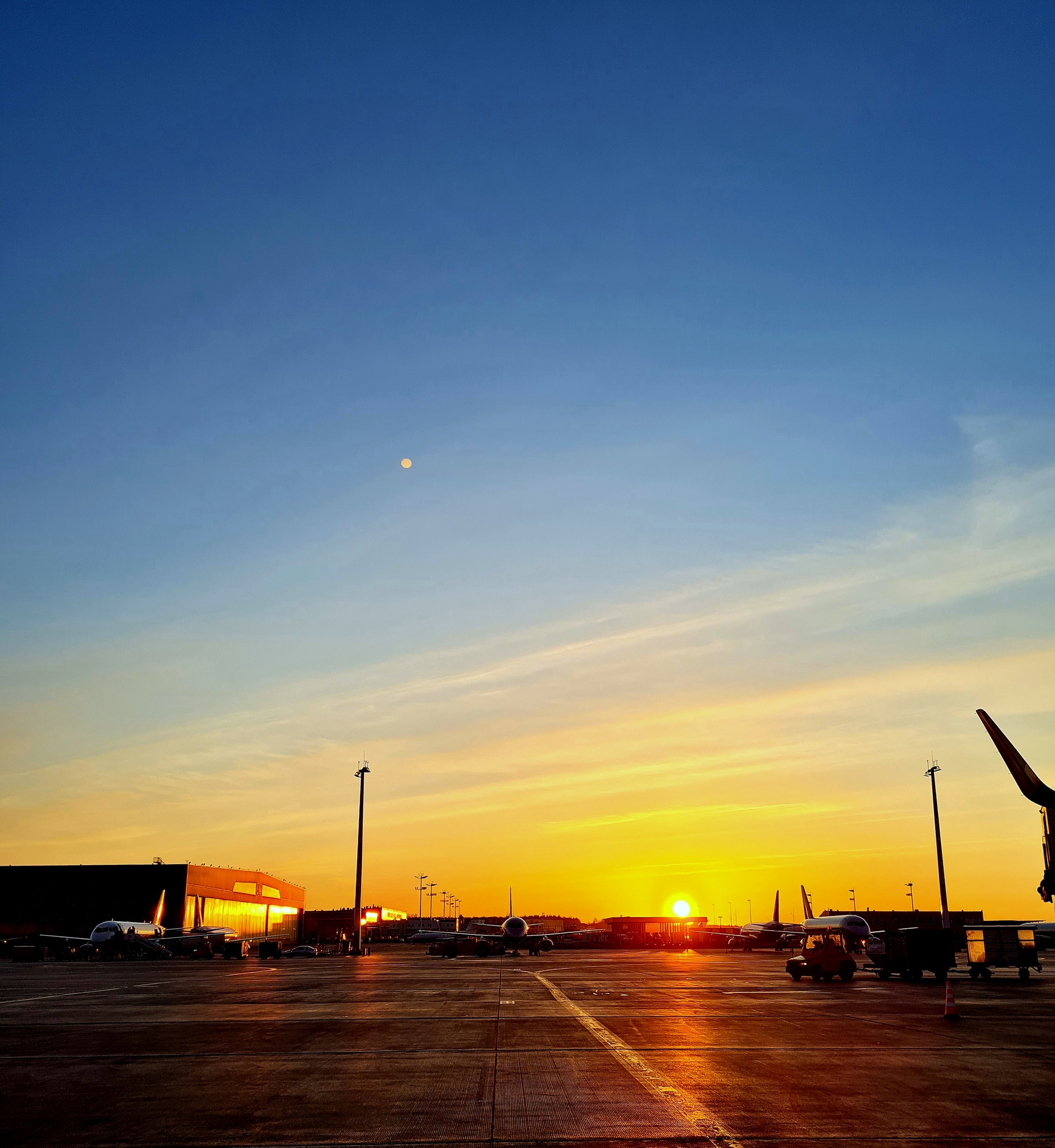 Airport - My, Airplane, Airbus A320, Boeing 777, The photo, Mobile photography, The airport, Platform, Longpost