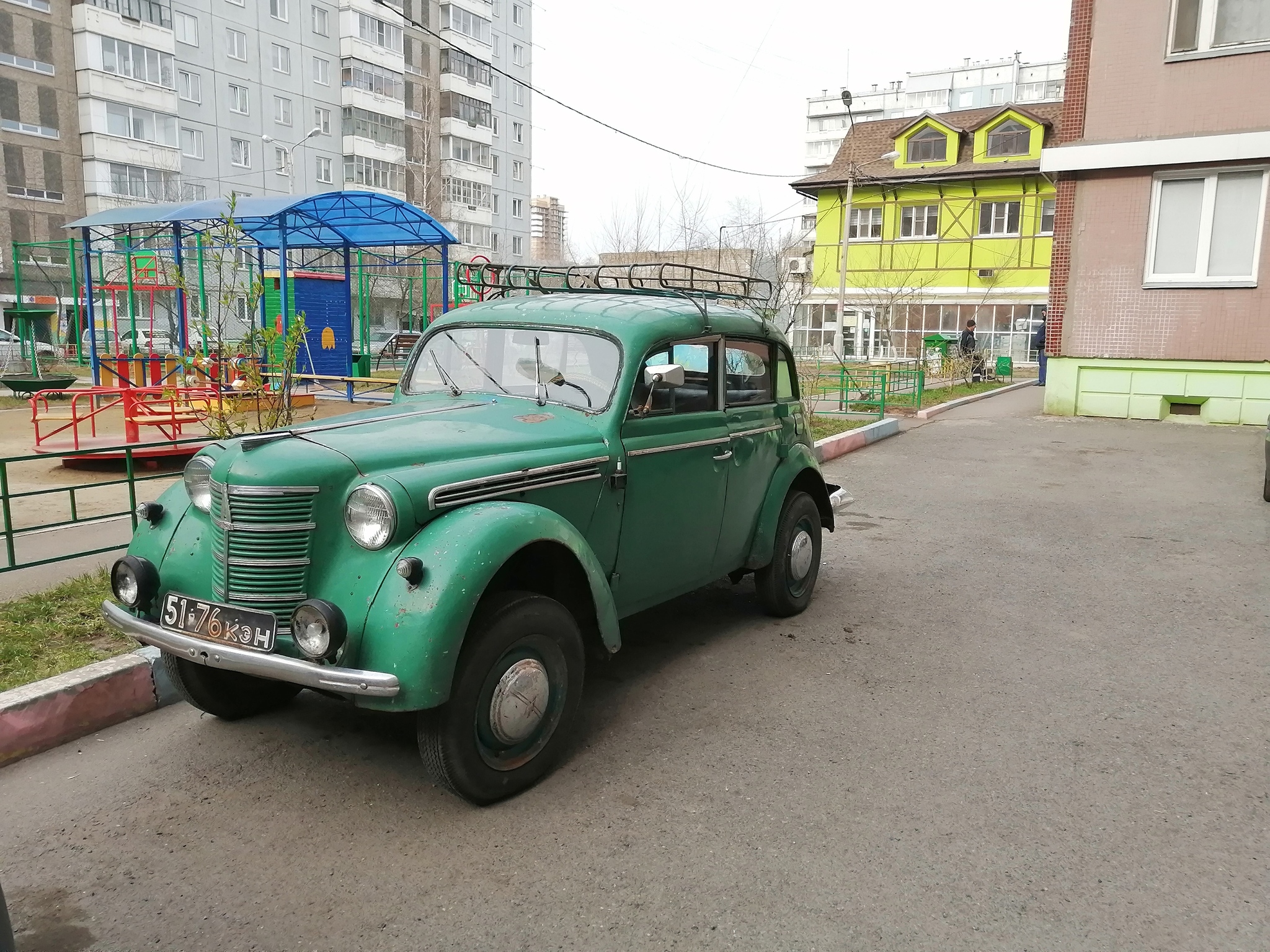 А у нас во дворе появился новый автомобиль)) - Парковка, Двор, Ретро, Авто