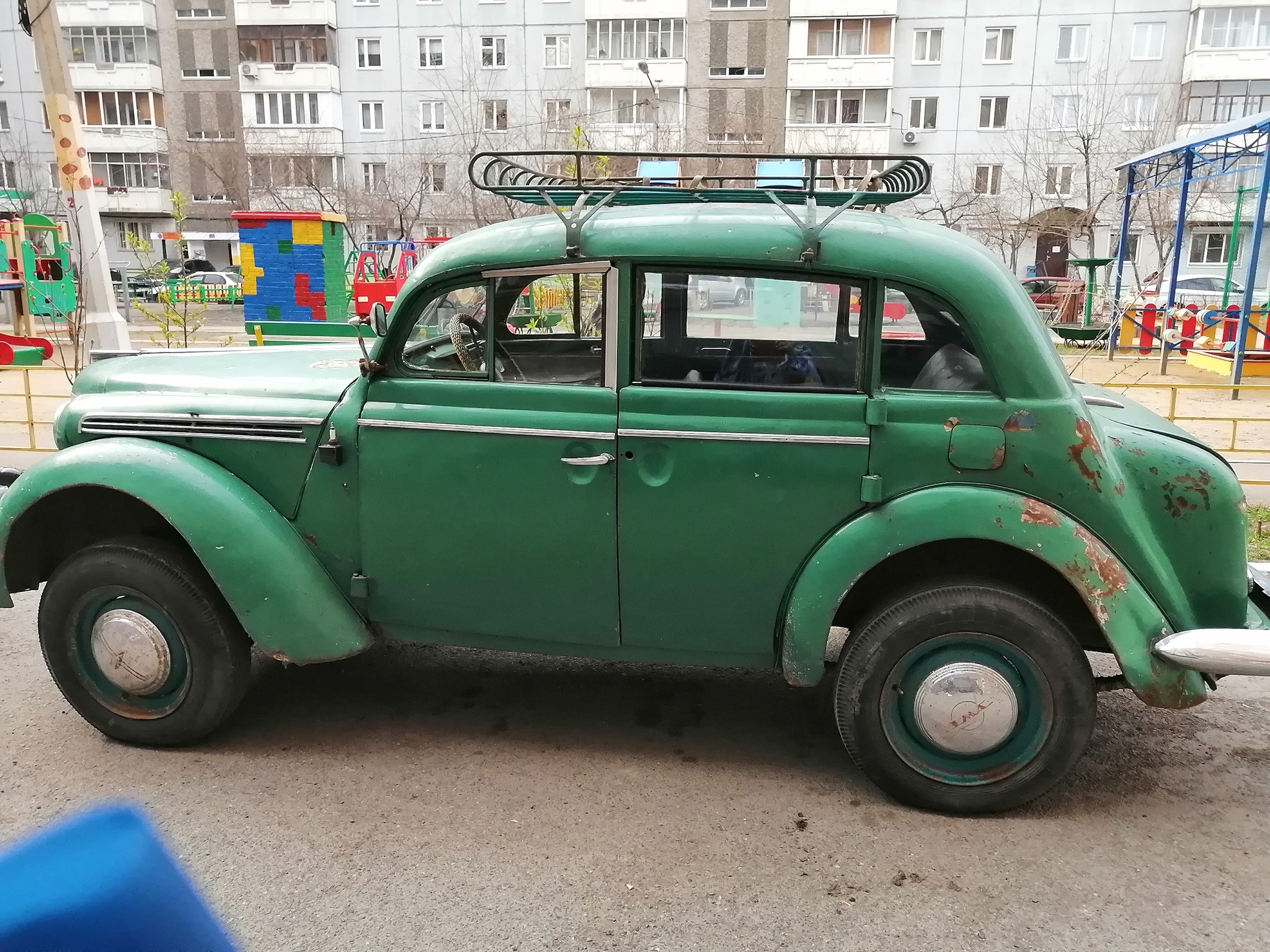 А у нас во дворе появился новый автомобиль)) - Парковка, Двор, Ретро, Авто