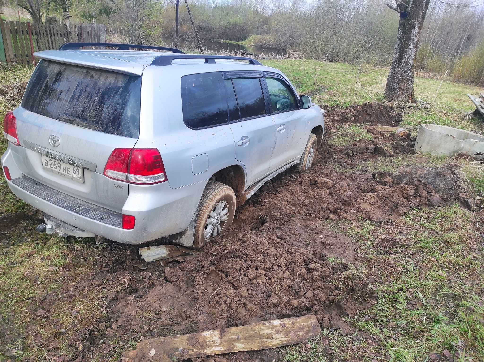 Kruzak and the well - My, Road accident, Toyota Land Cruiser, Well, Water, Video, Longpost