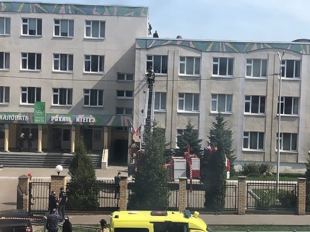 In Kazan, unknown persons opened fire at a school. There are people injured - Kazan, Shooting, Terrorism, Terrorist attack, news, Tatarstan, Victims, Pupils, Video, Longpost, Negative, Shooting in the Kazan gymnasium, School shooting