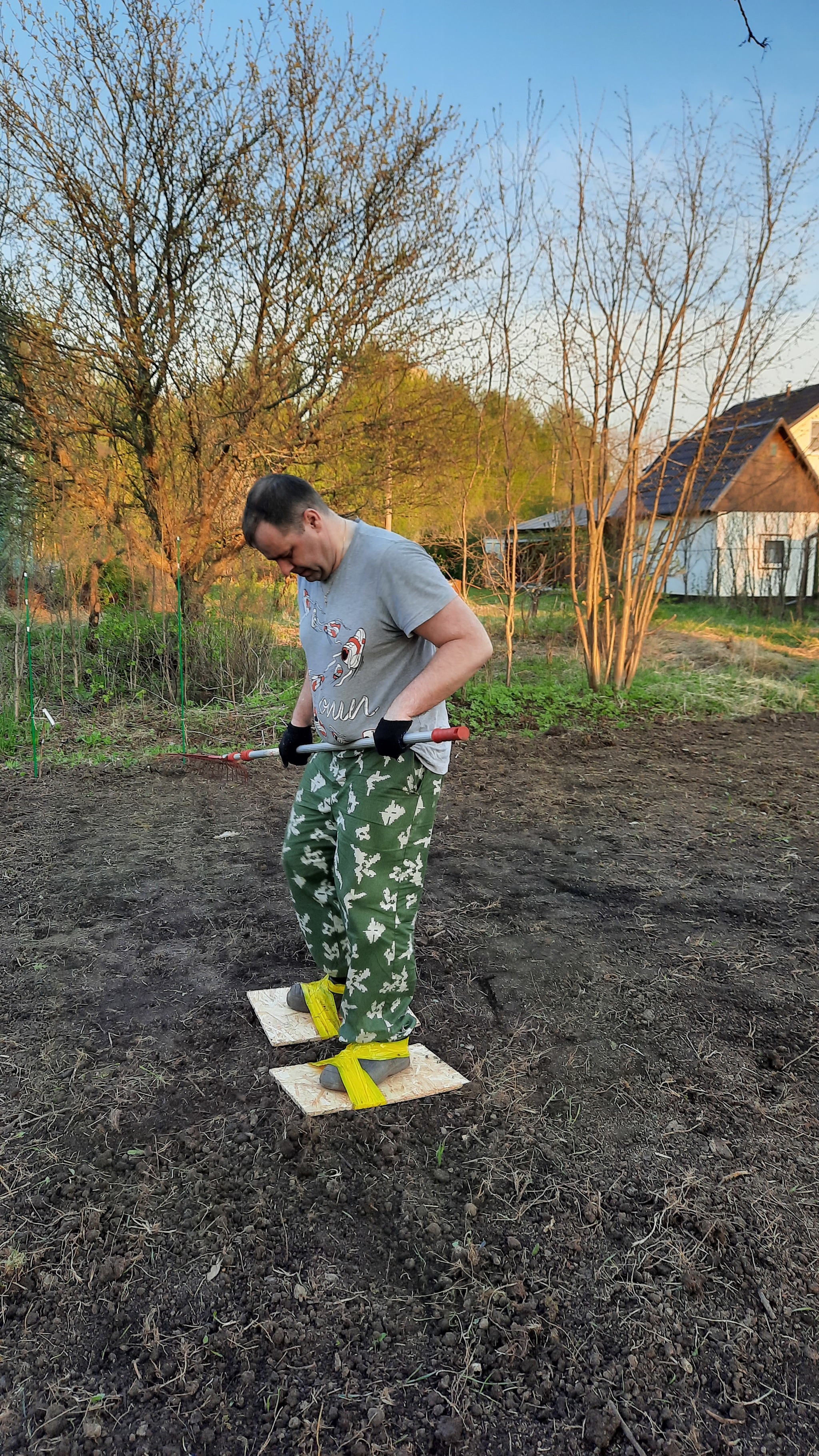 Life hack seeding the lawn - My, Garden, Life hack, Lawn, Snowshoes