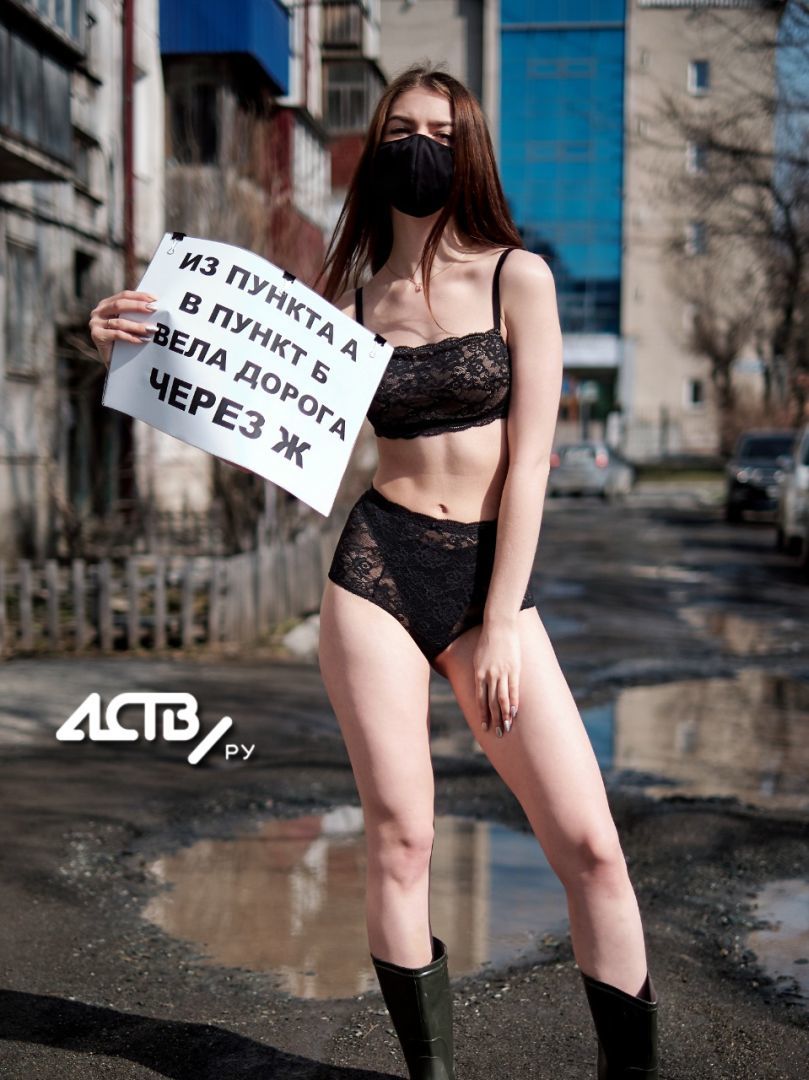 The half-naked girl was photographed in the most broken yards of Yuzhno-Sakhalinsk - NSFW, Road, Russian roads, Beautiful girl, Longpost