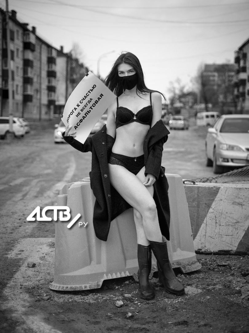 The half-naked girl was photographed in the most broken yards of Yuzhno-Sakhalinsk - NSFW, Road, Russian roads, Beautiful girl, Longpost