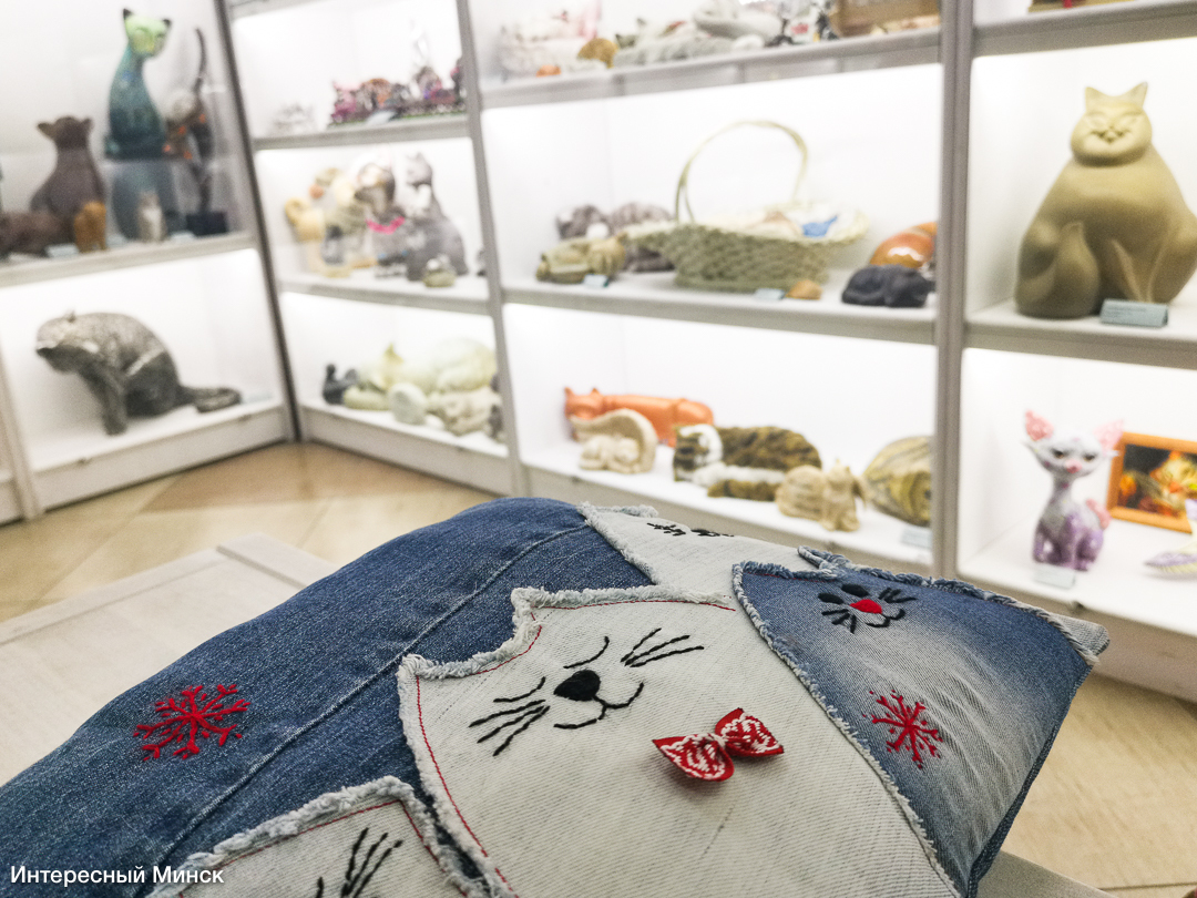 Accidentally discovered an art gallery in Malinovka, in which there are more than 7,000 exhibits of cats - My, Minsk, Museum, cat house, cat, Kittens, Animal shelter, Charity, Pets, , Tricolor cat, Souvenirs, Gallery, Antiques, Hobby, Longpost